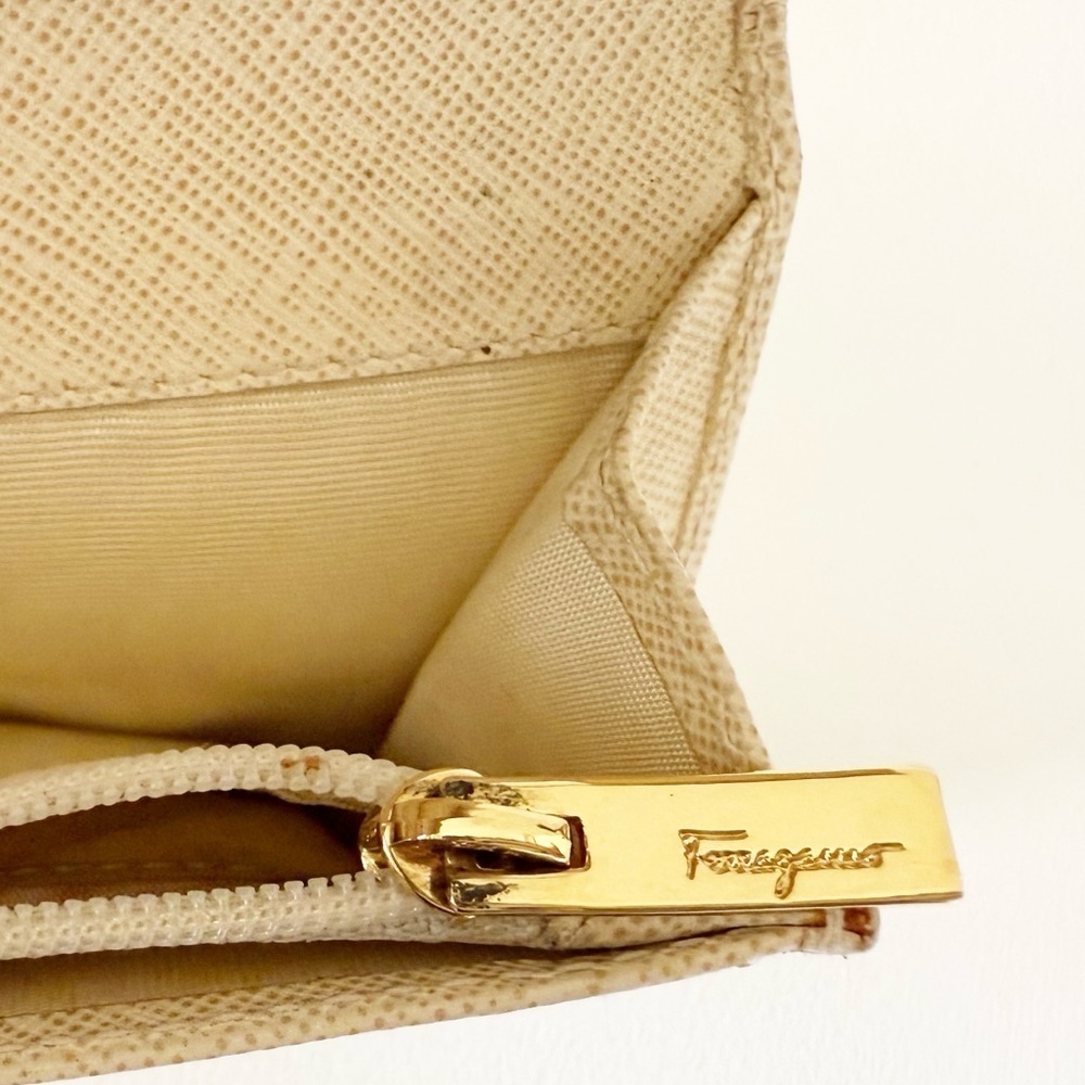 Salvatore Ferragamo Wallet Pebbled Leather Cream Casual Classic Chic Minimalist - Picture 9 of 12